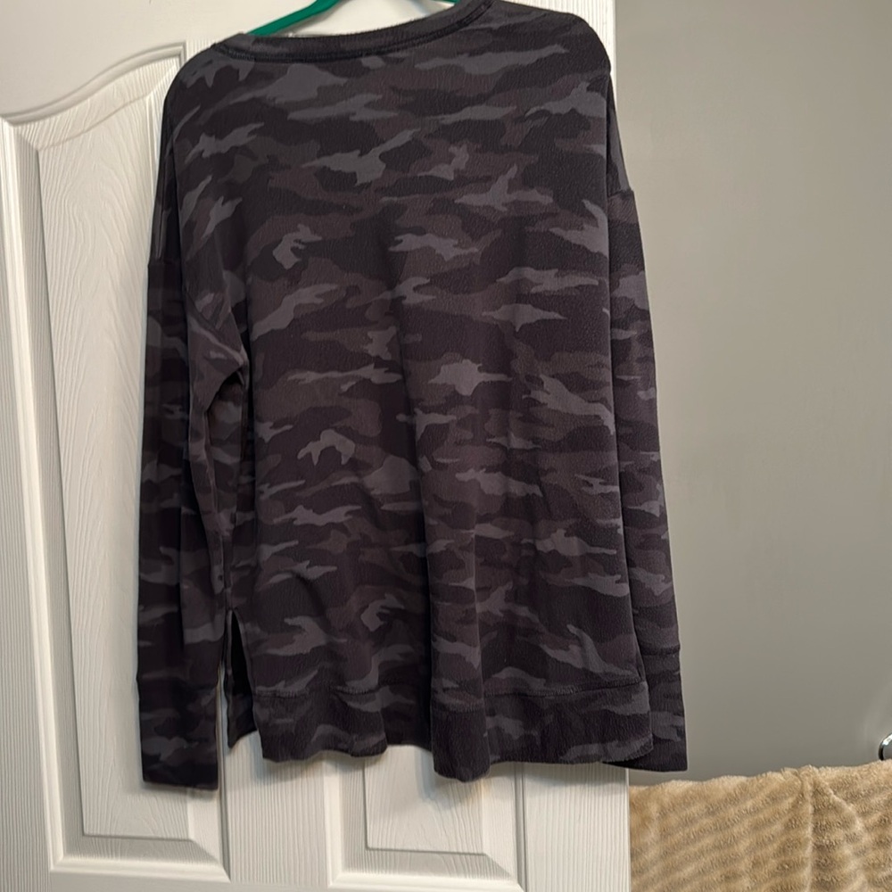 Athleta large black Camo long sleeved shirt women’s large with thumb holes